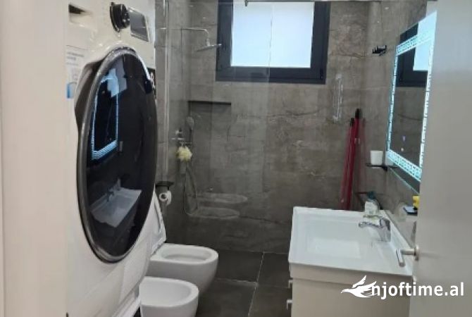 Shtepi me qera 2+1 ne Tirane - 1,700 Euro