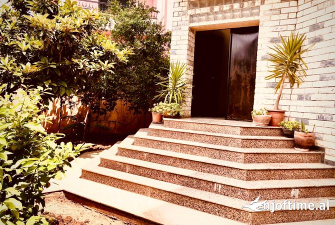 Shtepi me qera 6+1 ne Tirane - 2,500 Euro