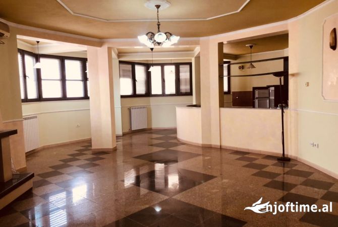 Shtepi me qera Shtepi Private ne Tirane, 6+1, Mobilimi Bosh, pa mobiluar, Pagesa 2,500  Euro.