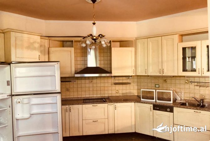 Shtepi me qera 6+1 ne Tirane - 2,500 Euro