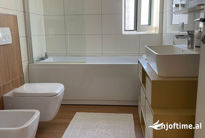 Shtepi ne shitje Apartament ne Tirane, 2+1, Mobilimi E mobiluar, Pagesa 239,000  Euro.