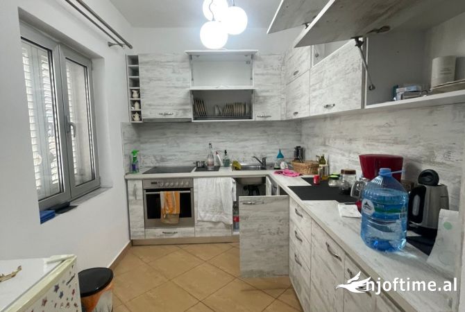 Shtepi me qera Vila Luksoze ne Tirane, 5+1, Mobilimi E mobiluar, Pagesa 1,500  Euro.