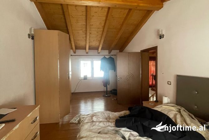 Shtepi me qera Vila Luksoze ne Tirane, 5+1, Mobilimi E mobiluar, Pagesa 1,500  Euro.