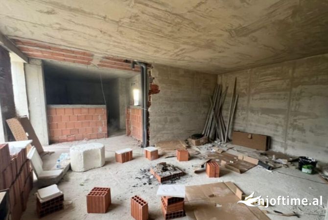 Shtepi ne shitje Duplex(shtepi me 2 kate) ne Tirane, 3+1, Mobilimi Bosh, pa mobiluar, Pagesa 226,000  Euro.