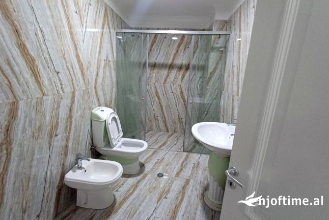 Shitet Ambienti Biznesi 📌 Ndodhet ne Astir