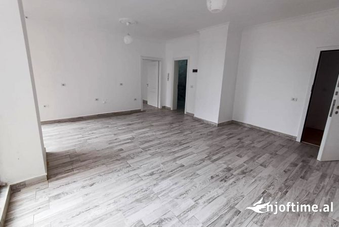 Shitet Ambienti Biznesi 📌 Ndodhet ne Astir