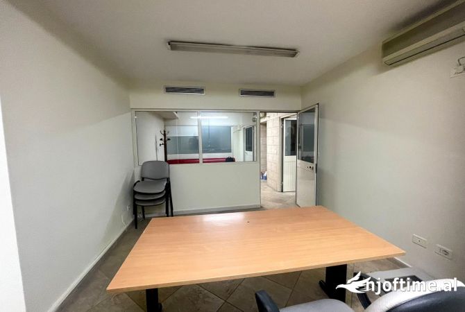 Ambient biznesi me qera 3+1 ne Tirane - 600 Euro