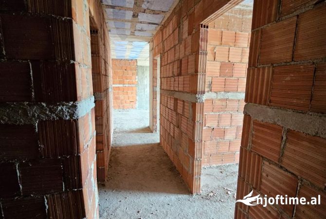 Shtepi ne shitje Apartament ne Tirane, 2+1, Mobilimi Bosh, pa mobiluar, Pagesa 174,000  Euro.