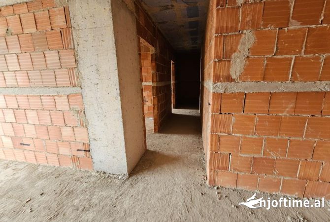 Shtepi ne shitje Apartament ne Tirane, 2+1, Mobilimi Bosh, pa mobiluar, Pagesa 174,000  Euro.