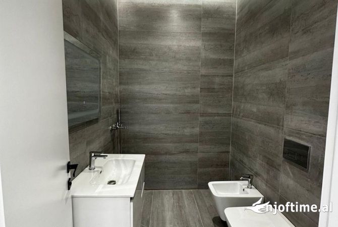 Shtepi ne shitje Apartament ne Tirane, 2+1, Mobilimi Bosh, pa mobiluar, Pagesa 230,000  Euro.