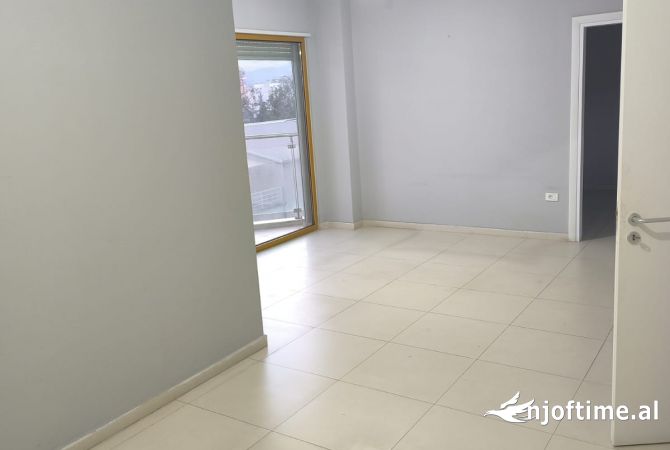 Ambient biznesi me qera 3+1 ne Tirane - 1,500 Euro