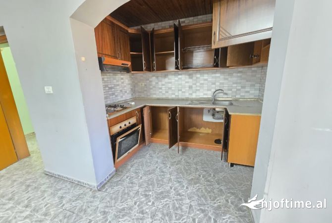 Shtepi me qera Apartament ne Tirane, 2+1, Mobilimi Pjeserisht e mobiluar, Pagesa 400  Euro.