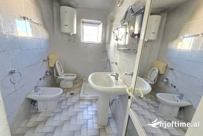 Shtepi me qera Apartament ne Tirane, 2+1, Mobilimi Pjeserisht e mobiluar, Pagesa 400  Euro.