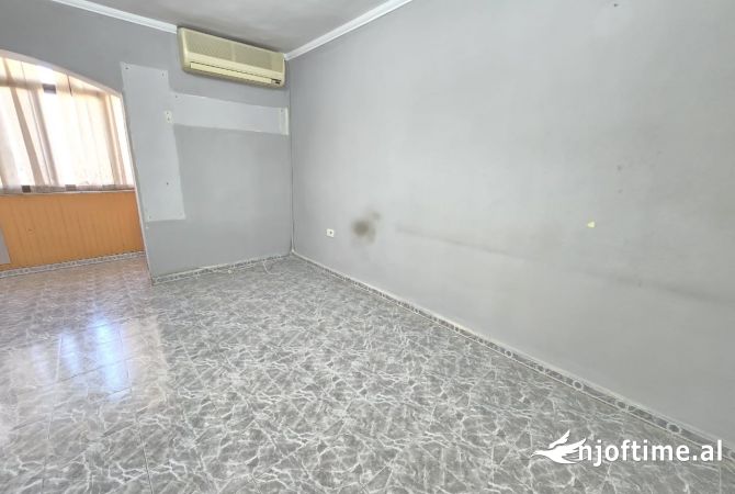 Shtepi me qera Apartament ne Tirane, 2+1, Mobilimi Pjeserisht e mobiluar, Pagesa 400  Euro.