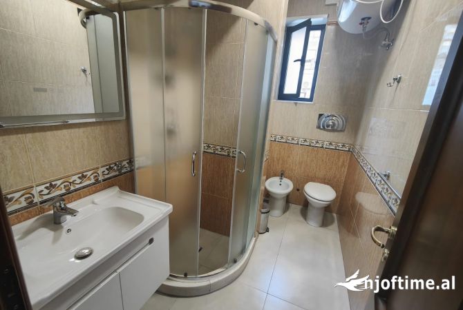 Ambient biznesi me qera 3+1 ne Tirane - 1,000 Euro