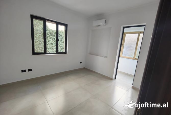 Ambient biznesi me qera 3+1 ne Tirane - 1,000 Euro