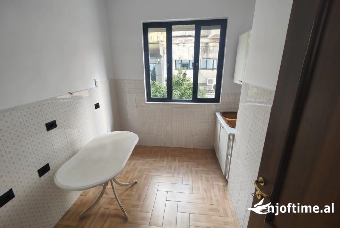 Shtepi me qera 3+1 ne Tirane - 1,000 Euro