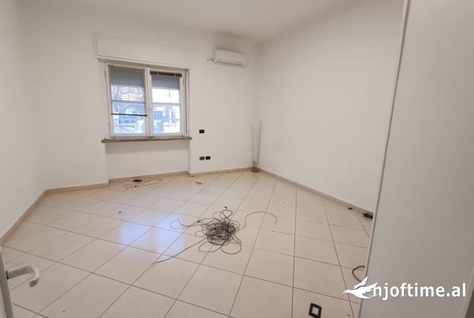 Ambient biznesi me qera 3+1 ne Tirane - 2,300 Euro