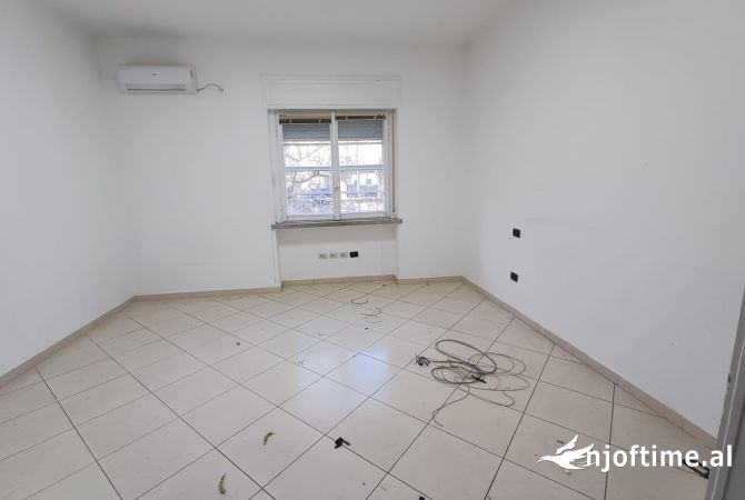 Ambient biznesi me qera 3+1 ne Tirane - 2,300 Euro