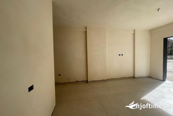 Shtepi ne shitje Apartament ne Tirane, 2+1, Mobilimi Bosh, pa mobiluar, Pagesa 180,000  Euro.