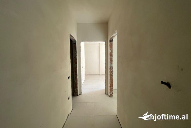 Shtepi ne shitje Apartament ne Tirane, 2+1, Mobilimi Bosh, pa mobiluar, Pagesa 153,000  Euro.