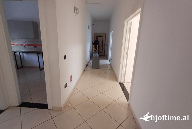 Ambient biznesi me qera 3+1 ne Tirane - 2,200 Euro