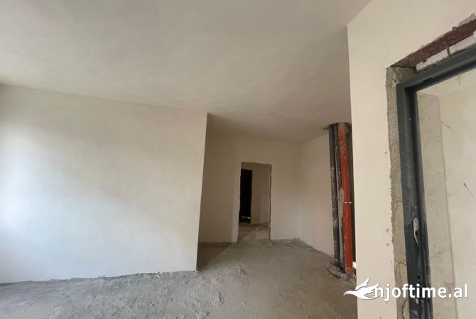 Shtepi ne shitje Apartament ne Tirane, 2+1, Mobilimi Bosh, pa mobiluar, Pagesa 153,000  Euro.
