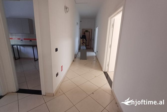 Ambient biznesi me qera 2+1 ne Tirane - 2,000 Euro