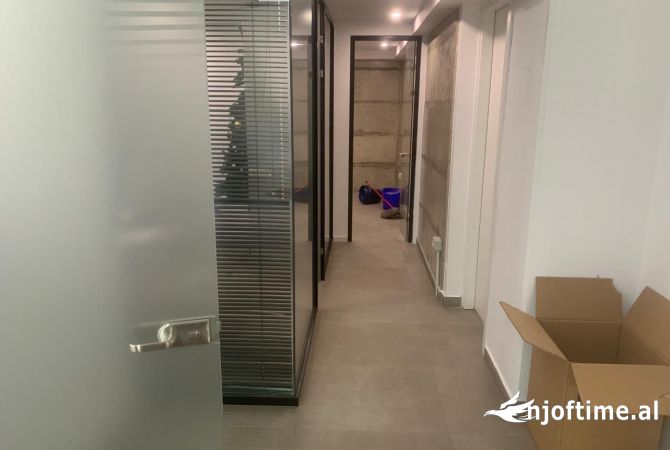 Ambient biznesi me qira prane Pazarit te Ri