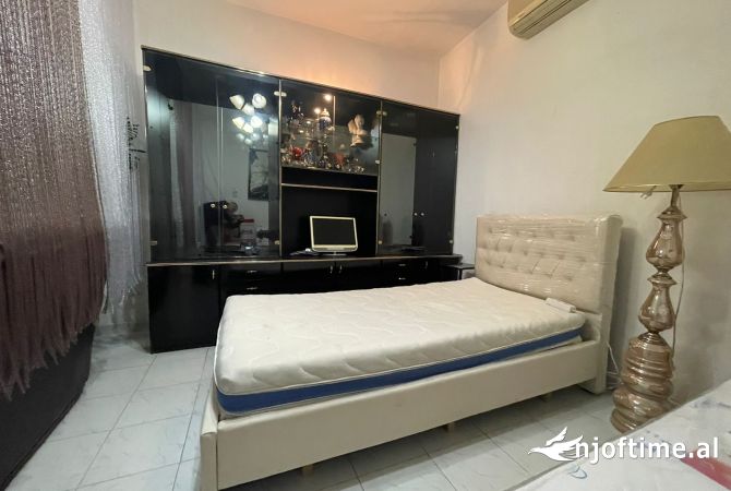 Shtepi ne shitje Apartament ne Tirane, 1+1, Mobilimi E mobiluar, Pagesa 135,000  Euro.