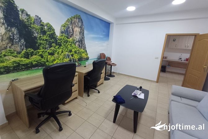 Ambient biznesi me qera 3+1 ne Tirane - 1,200 Euro