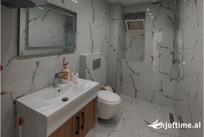 Ambiente Commerciale in Vendita 1+1 a Tirana - 149,000 Euro
