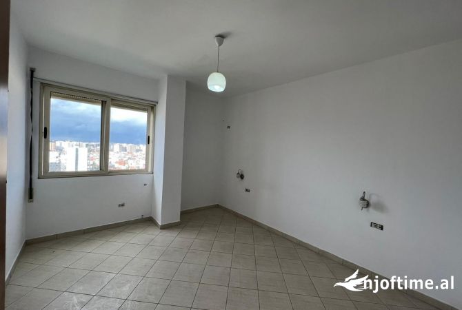 Shtepi ne shitje Apartament ne Tirane, 2+1, Mobilimi Bosh, pa mobiluar, Pagesa 175,000  Euro.