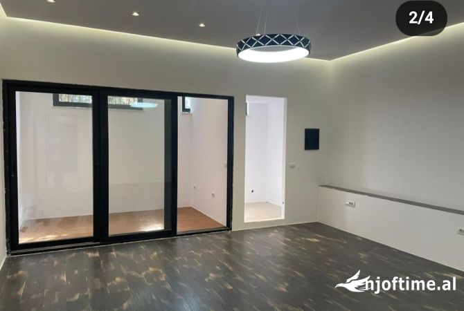 Ambiente Commerciale in Vendita 1+1 a Tirana - 250,000 Euro