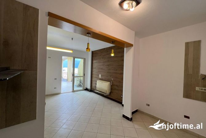 Shtepi ne shitje Apartament ne Tirane, 2+1, Mobilimi Bosh, pa mobiluar, Pagesa 175,000  Euro.