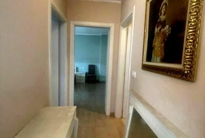 Shtepi ne shitje Apartament ne Tirane, 2+1, Mobilimi Pjeserisht e mobiluar, Pagesa 190,000  Euro.