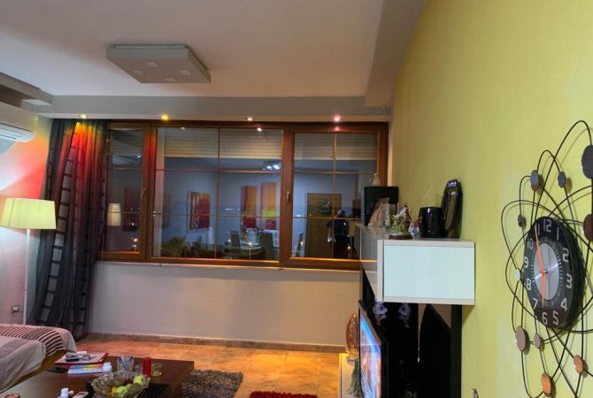 Shtepi ne shitje Apartament ne Tirane, 3+1, Mobilimi E mobiluar, Pagesa 160,000  Euro.