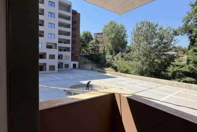 Shtepi ne shitje Apartament ne Tirane, 2+1, Mobilimi Bosh, pa mobiluar, Pagesa 165,000  Euro.