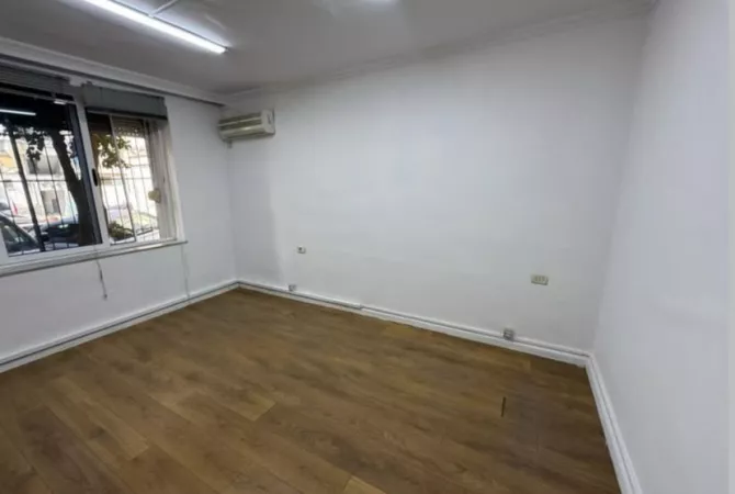 Ambiente Commerciale in Affitto 3+1 a Tirana - 40,000 Leke