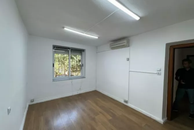 Ambiente Commerciale in Affitto 3+1 a Tirana - 40,000 Leke