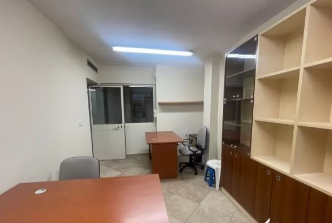 Ambiente Commerciale in Affitto 3+1 a Tirana - 600 Euro