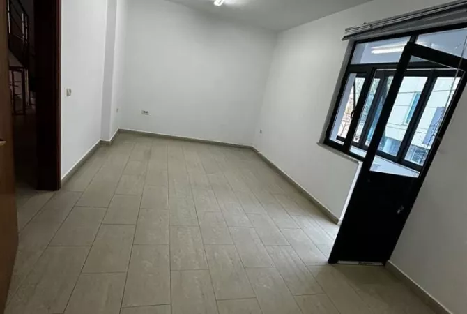 Ambiente Commerciale in Affitto 3+1 a Tirana - 1,500 Euro