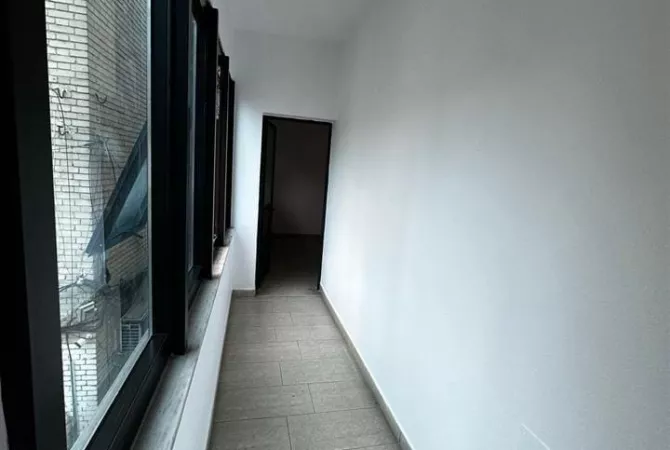 Ambiente Commerciale in Affitto 3+1 a Tirana - 1,500 Euro
