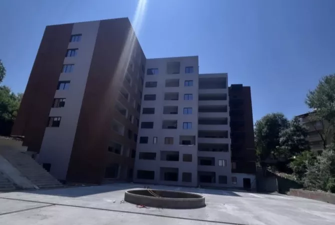 Shtepi ne shitje Apartament ne Tirane, 2+1, Mobilimi Bosh, pa mobiluar, Pagesa 185,000  Euro.