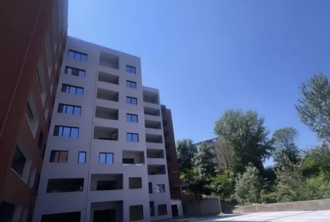 Shtepi ne shitje Apartament ne Tirane, 2+1, Mobilimi Bosh, pa mobiluar, Pagesa 185,000  Euro.