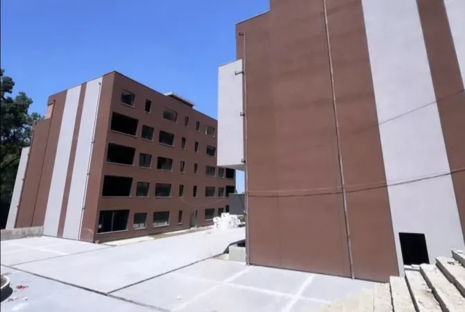 Shtepi ne shitje Apartament ne Tirane, 2+1, Mobilimi Bosh, pa mobiluar, Pagesa 185,000  Euro.