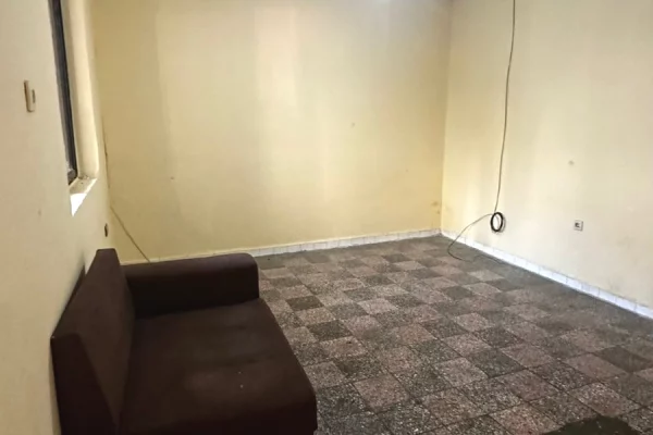 Shtepi ne shitje Apartament ne Tirane, 1+1, Mobilimi Bosh, pa mobiluar, Pagesa 118,000  Euro.