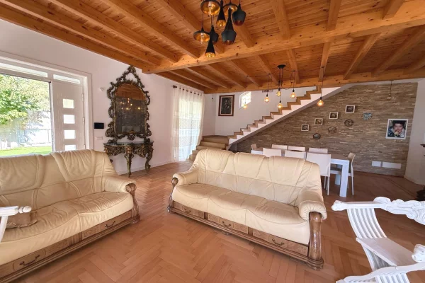 Shtepi ne shitje Vila Luksoze ne Tirane, 5+1, Mobilimi E mobiluar, Pagesa 599,000  Euro.