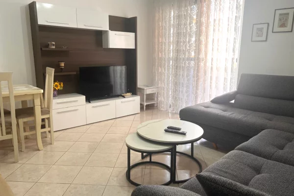 Shtepi me qera Apartament ne Tirane, 2+1, Mobilimi E mobiluar, Pagesa 50,000  Leke.
