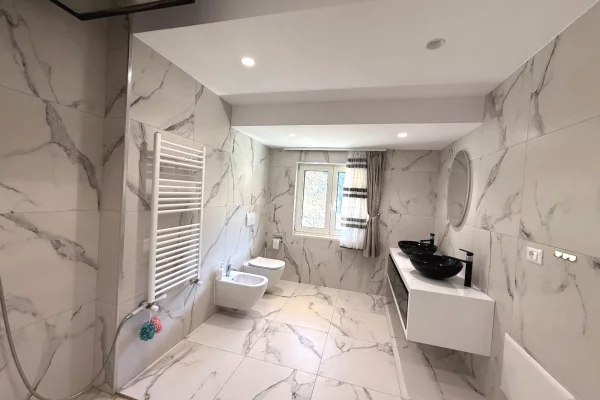 Shtepi ne shitje Vila Luksoze ne Tirane, 5+1, Mobilimi E mobiluar, Pagesa 600,000  Euro.